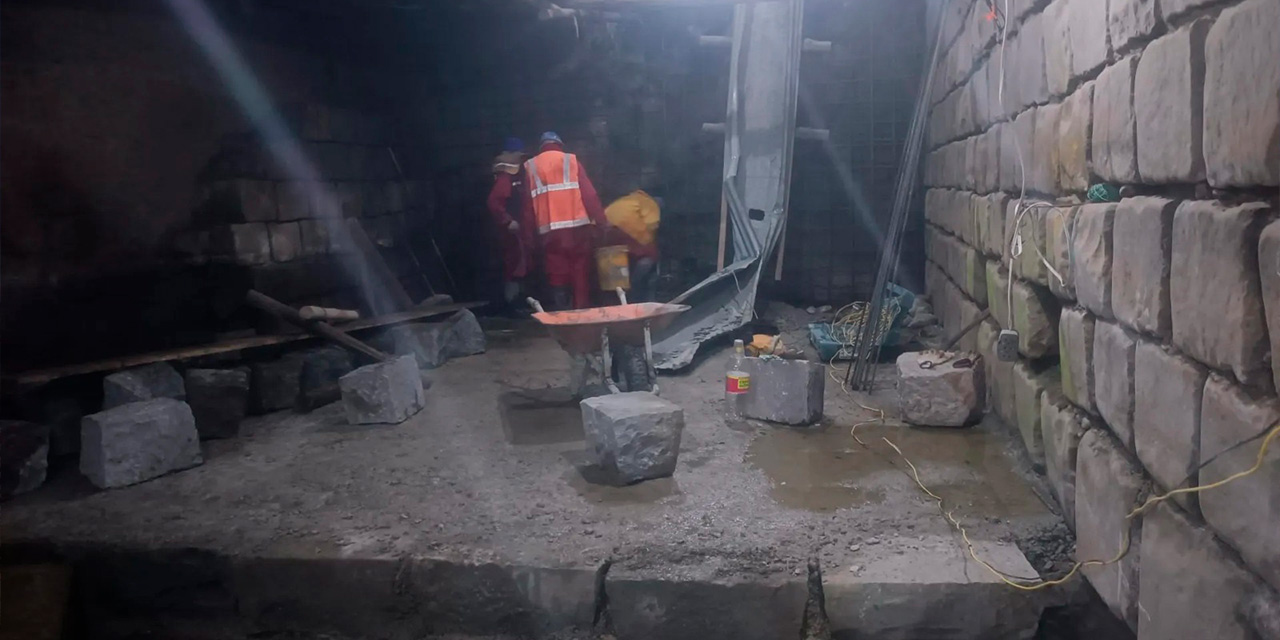 Obreros en el interior de la bóveda del río Choqueyapu, en San Francisco. Foto: SMRGV