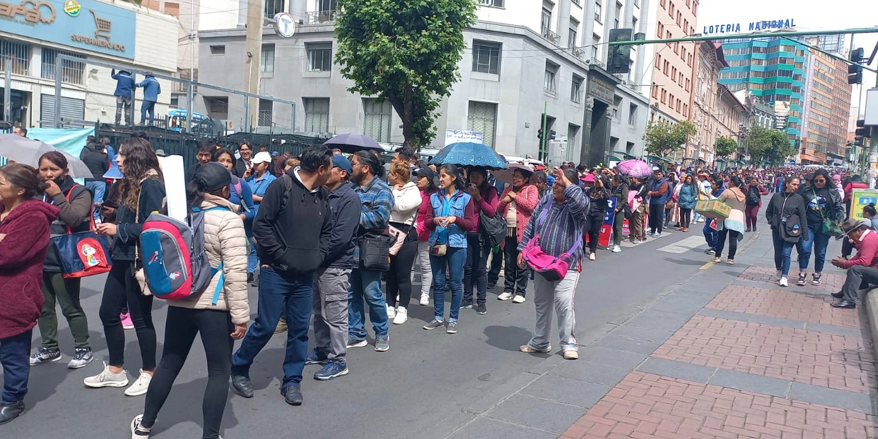 Las madres y padres de familia protestan en las calles de La Paz contra la alcaldía. Foto: RRSS