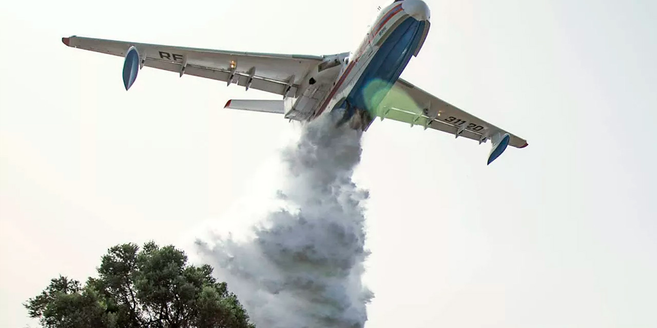 Descarga aérea de agua sobre zona afectada por incendios