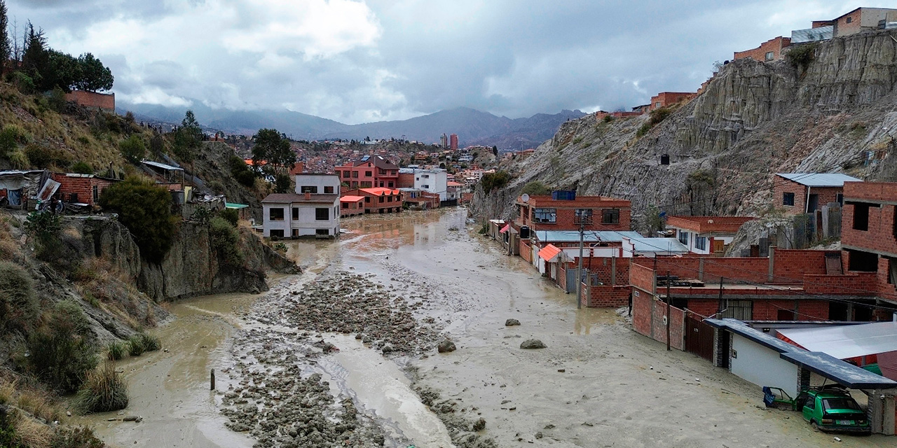 Casas en la zona de Bajo Llojeta afectadas por movimientos de tierra. Foto: Archivo