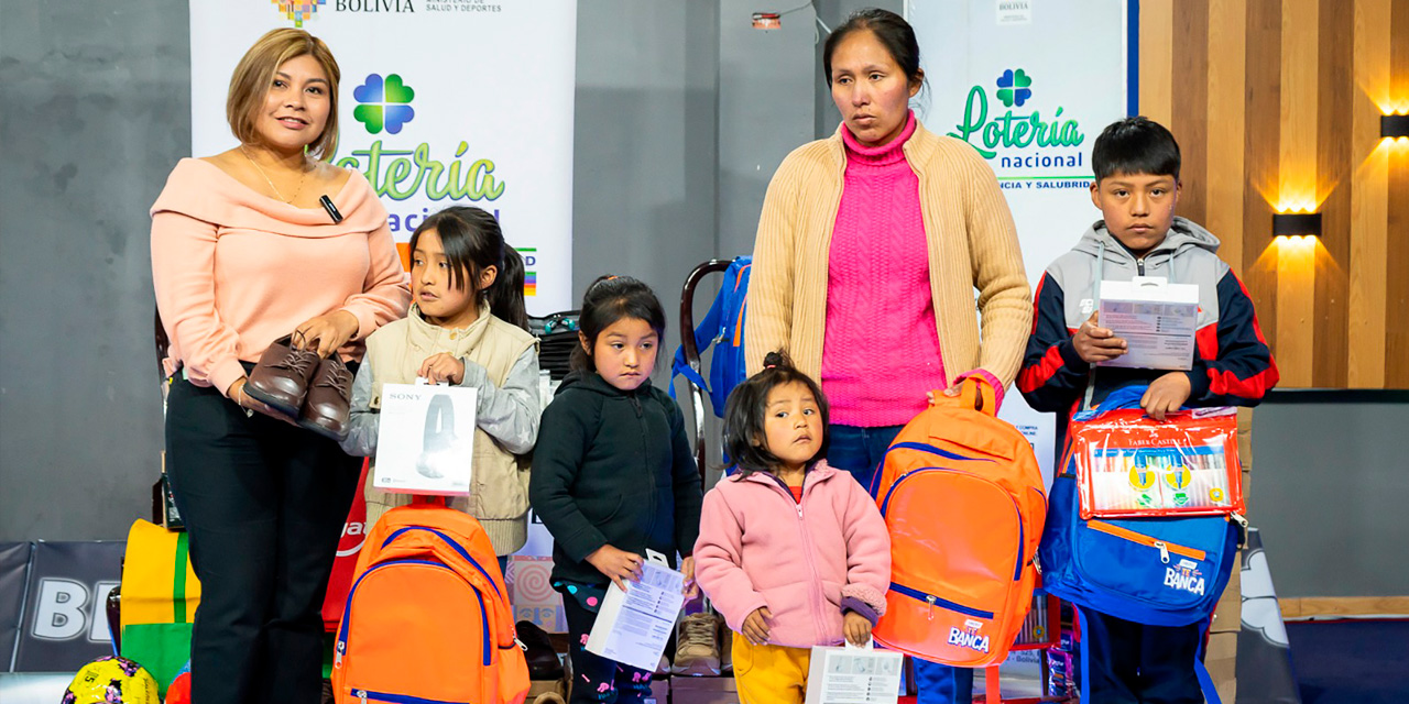 Ayuda solidaria entregada por la Lotería Nacional a una familia. Foto: Lotería Nacional