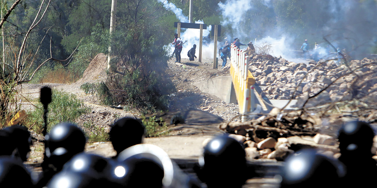 Los periodistas se vieron afectados por los ataques de los movilizados en Parotani. | Foto: APG