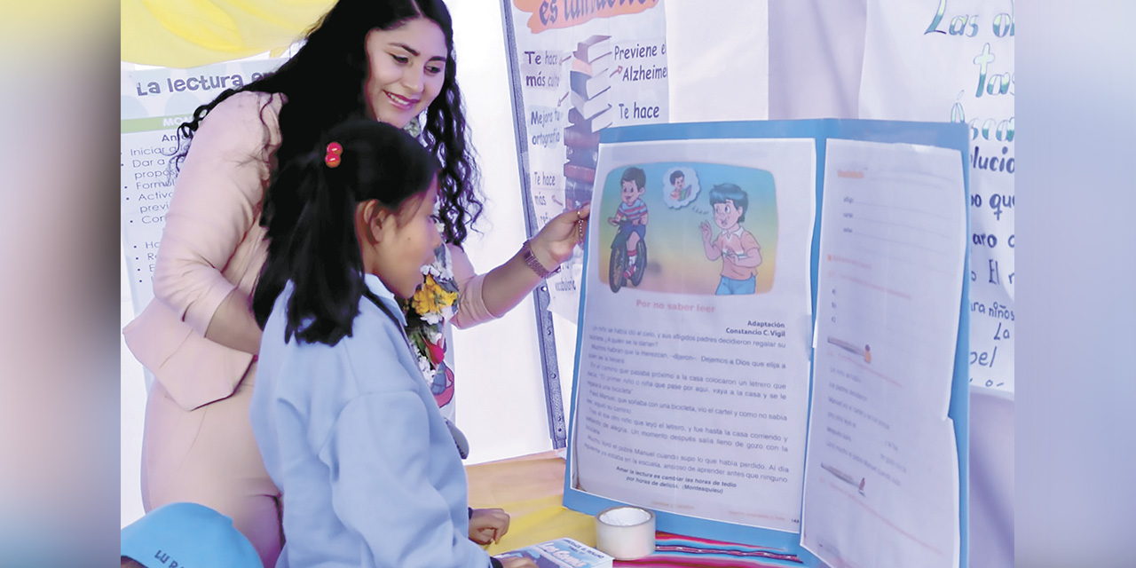 Una niña durante una prueba de lectura en una feria educativa, en La Paz. | Foto: Ministerio de Educación