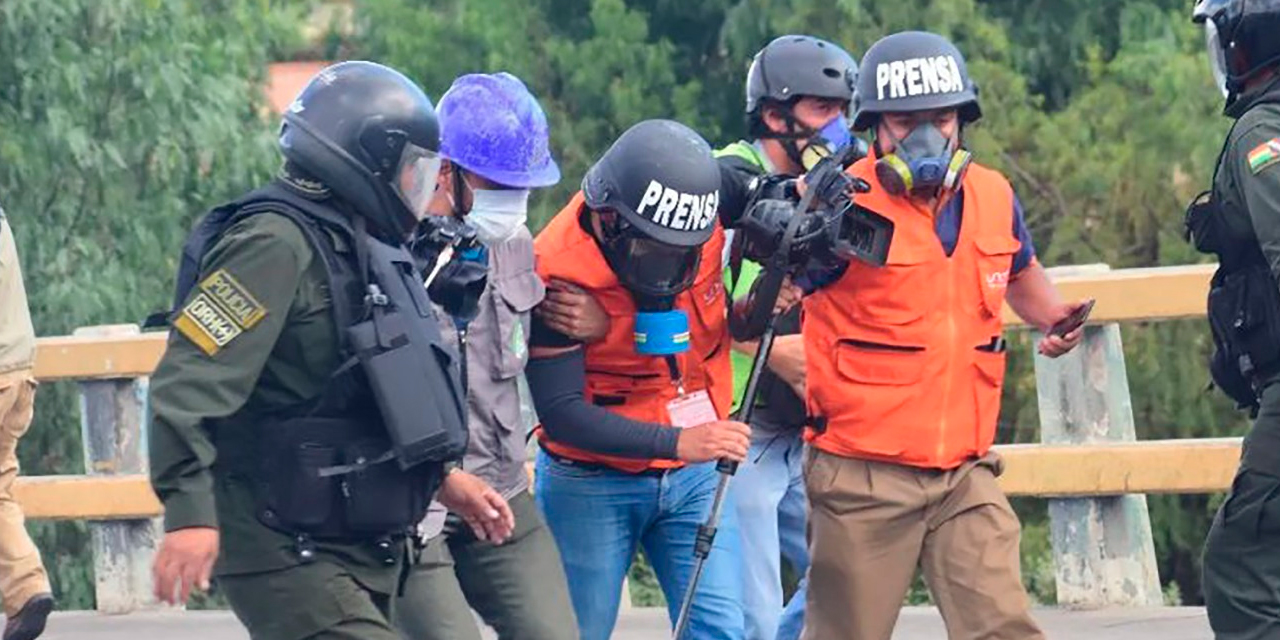 Trabajadores de la prensa en los puntos de bloqueo. Foto: RRSS