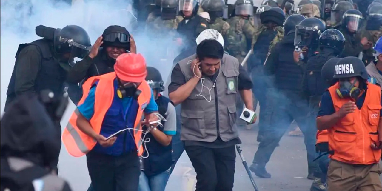 La prensa fue agredida durante su trabajo informativo en Cochabamba. Foto: Archivo