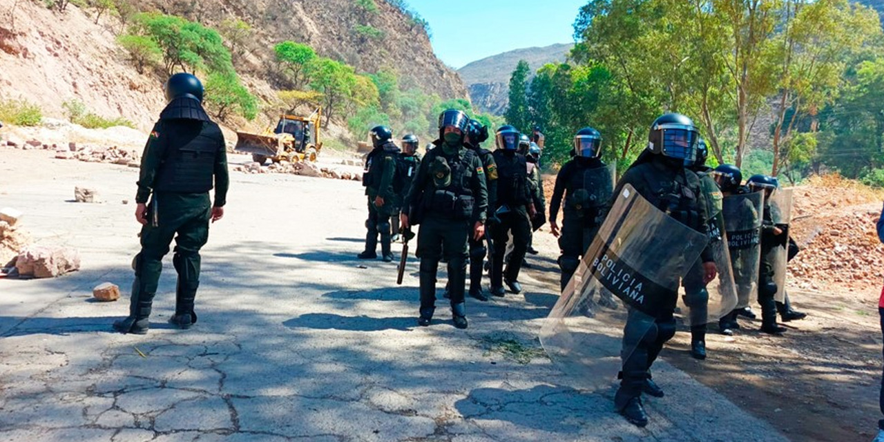 Efectivos policiales desbloquean la carretera. Foto: Policía Boliviana