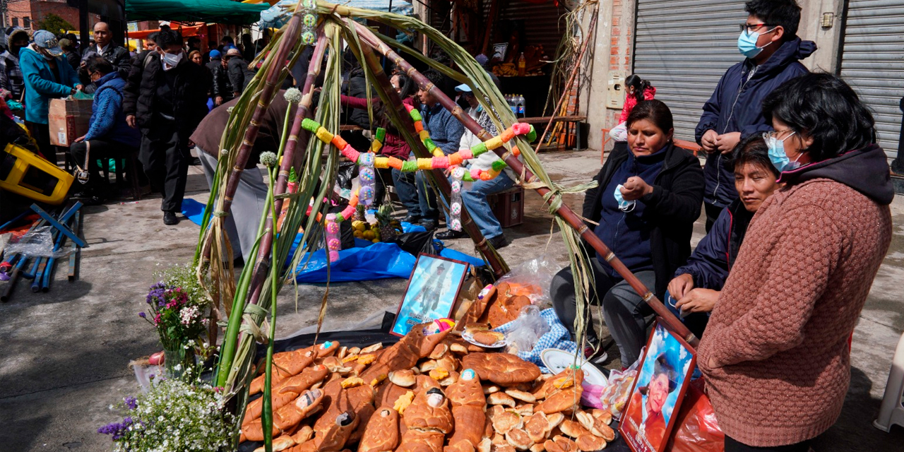 En Todos Santos, las calles cerca a los cementerios se cierran por la afluencia de las personas. Foto:  Archivo