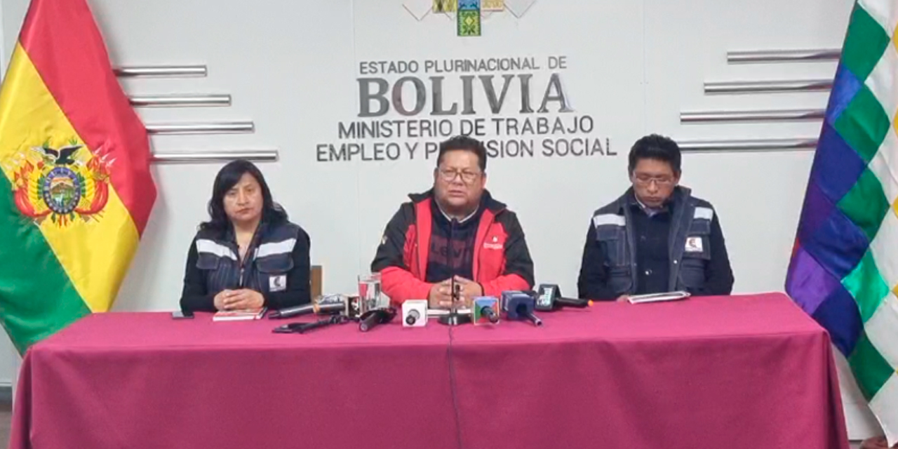 El ministro de Trabajo, Erland Rodríguez, en conferencia de prensa.