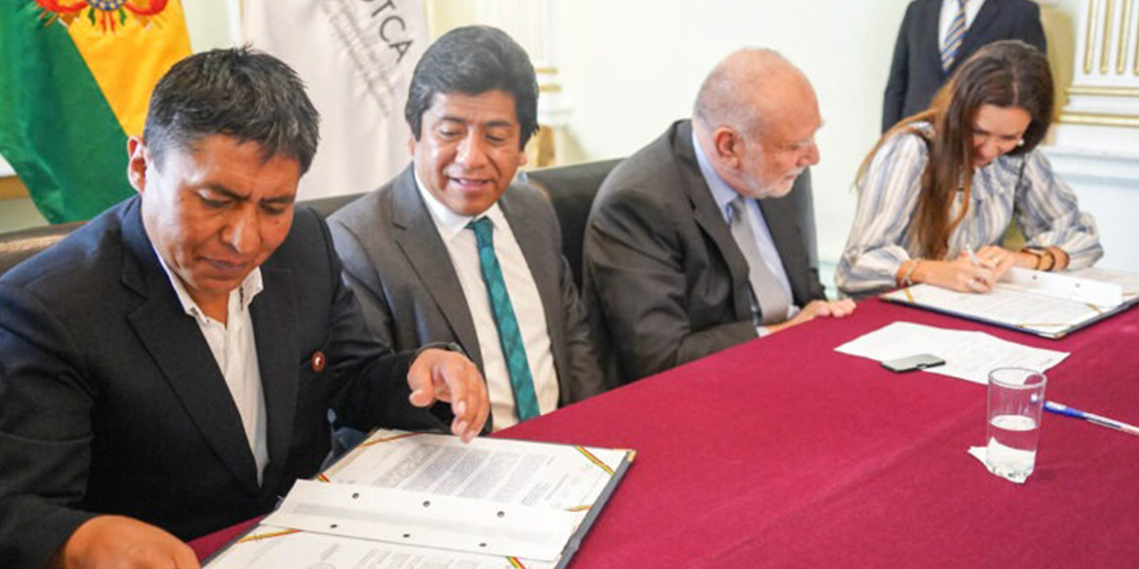 Firma del acta de entrega de las plataformas de colectas de datos. Foto: Cancillería