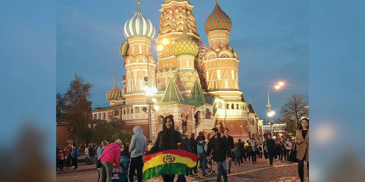 Una becaria en Rusia enseña la bandera boliviana. Fotos: Archivo