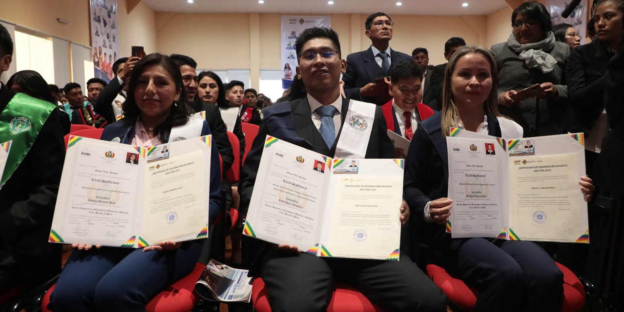 Estudiantes destacados con su Título de Licenciatura a nivel nacional. Foto: VPEP