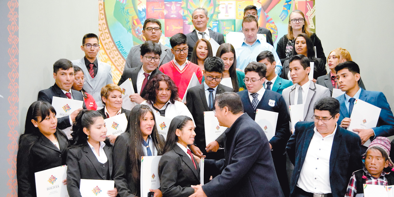 El presidente Luis Arce junto a los estudiantes más destacados. Fotos: Presidencia