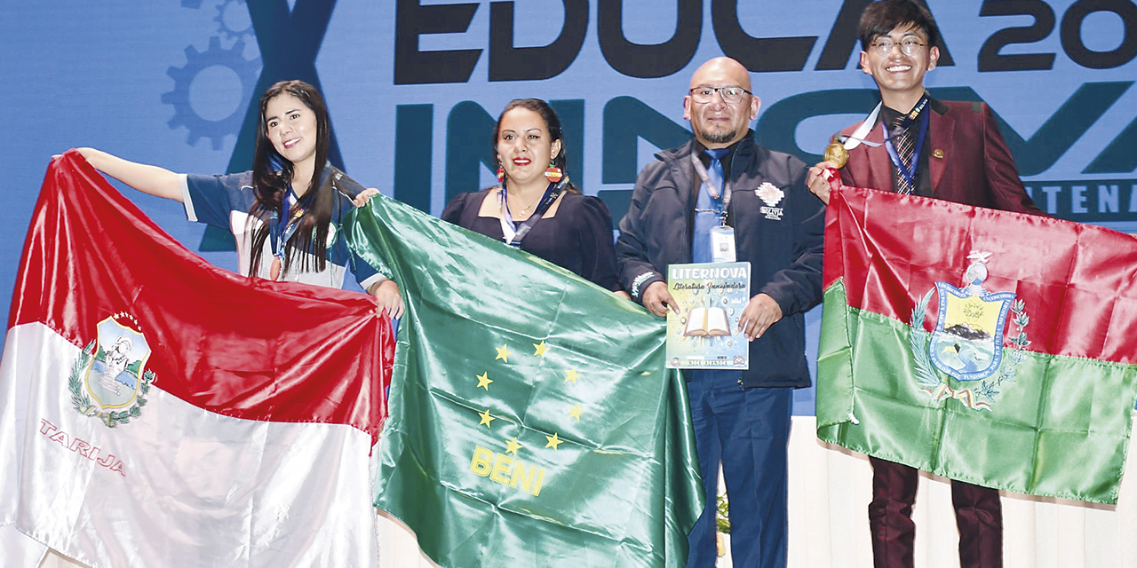 Maestras y maestros reciben sus medallas luego de destacar en el Educa Innova 2024.