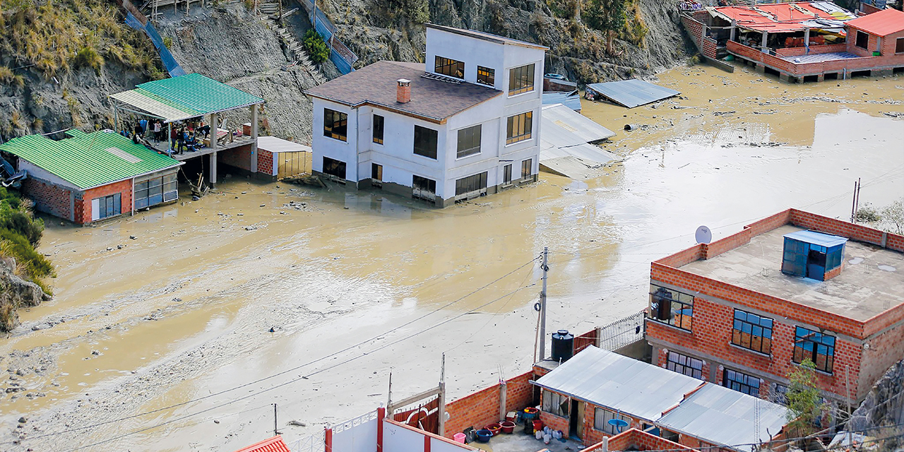 Familias afectadas por el deslizamiento en Bajo Llojeta, La Paz. Foto: ARCHIVO