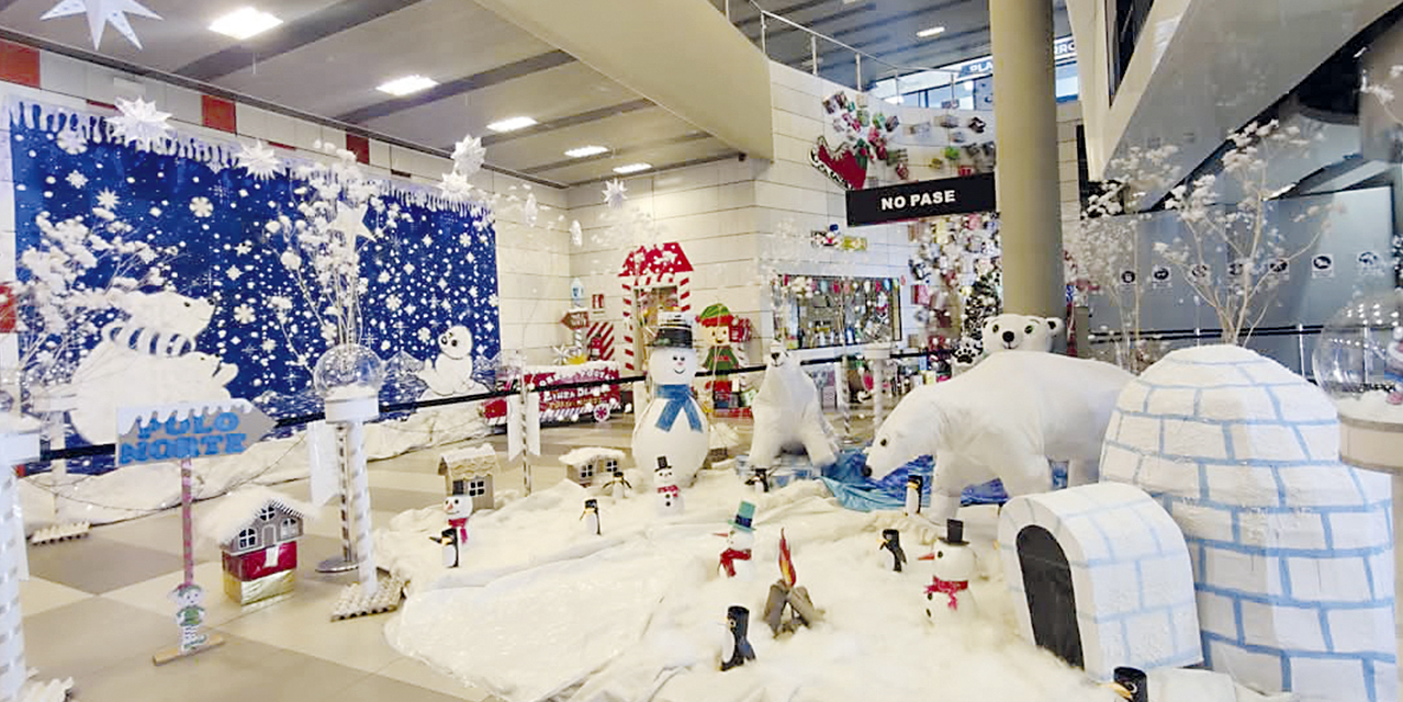 Ambiente navideño en una de las estaciones de Mi Teleférico.