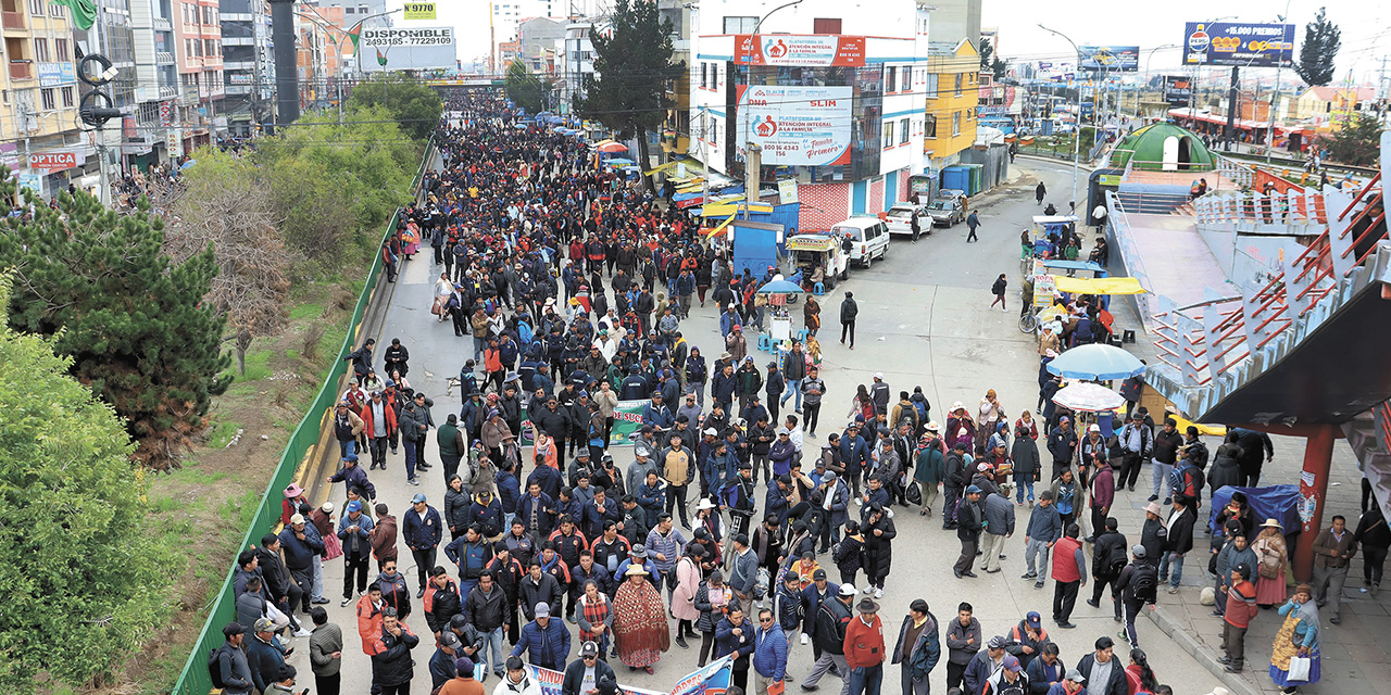 Protestas bloquean la urbe alteña.