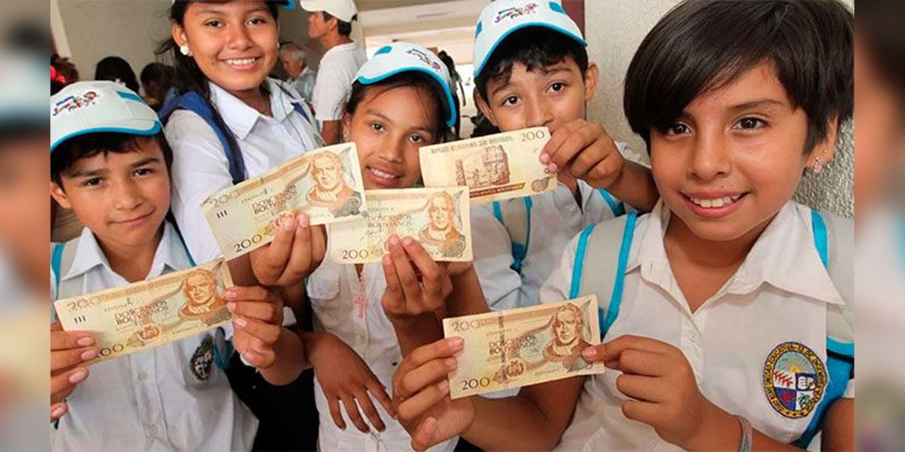 Niños reciben los 200 bolivianos del Bono Juancito Pinto.