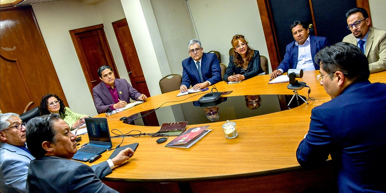 Salud y directores de hospitales acuerdan una inspección al complejo de Miraflores para definir necesidades urgentes