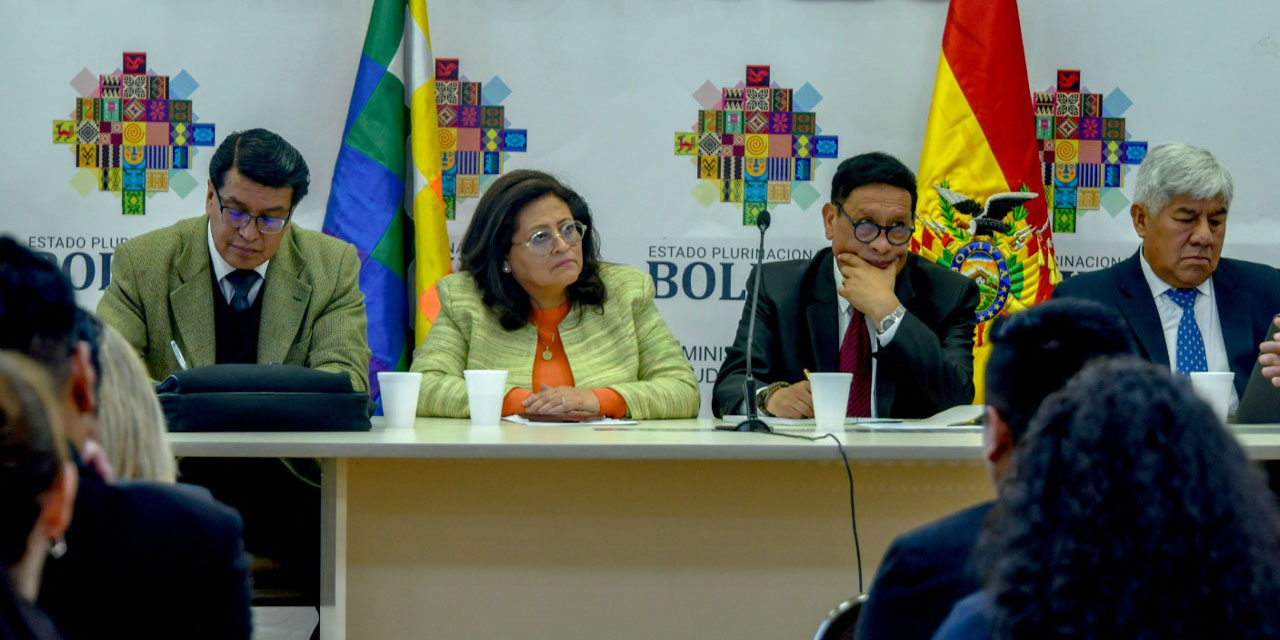 Reunión situacional clave con el personal directivo y técnico del ministerio.