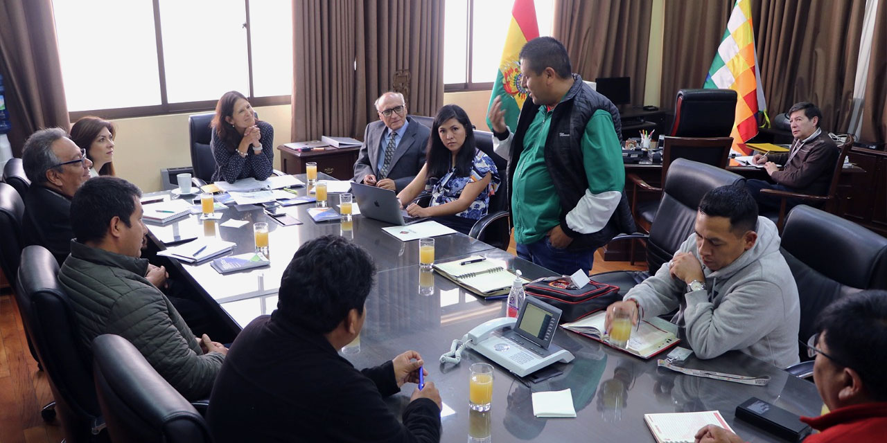 Reunión de la ministra García con maestros urbanos.