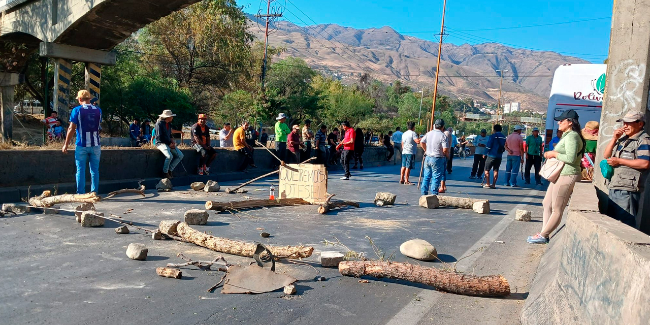 Uno de los puntos de bloqueo en el departamento de Cochabamba. Foto: RRSS