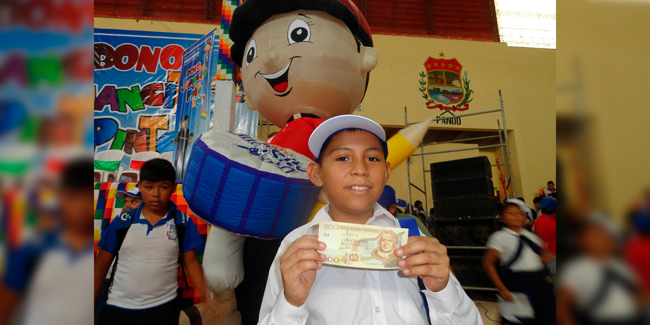 El Bono Juancito Pinto tiene el propósito de evitar la disminución de la tasa de deserción escolar. Foto: Archivo