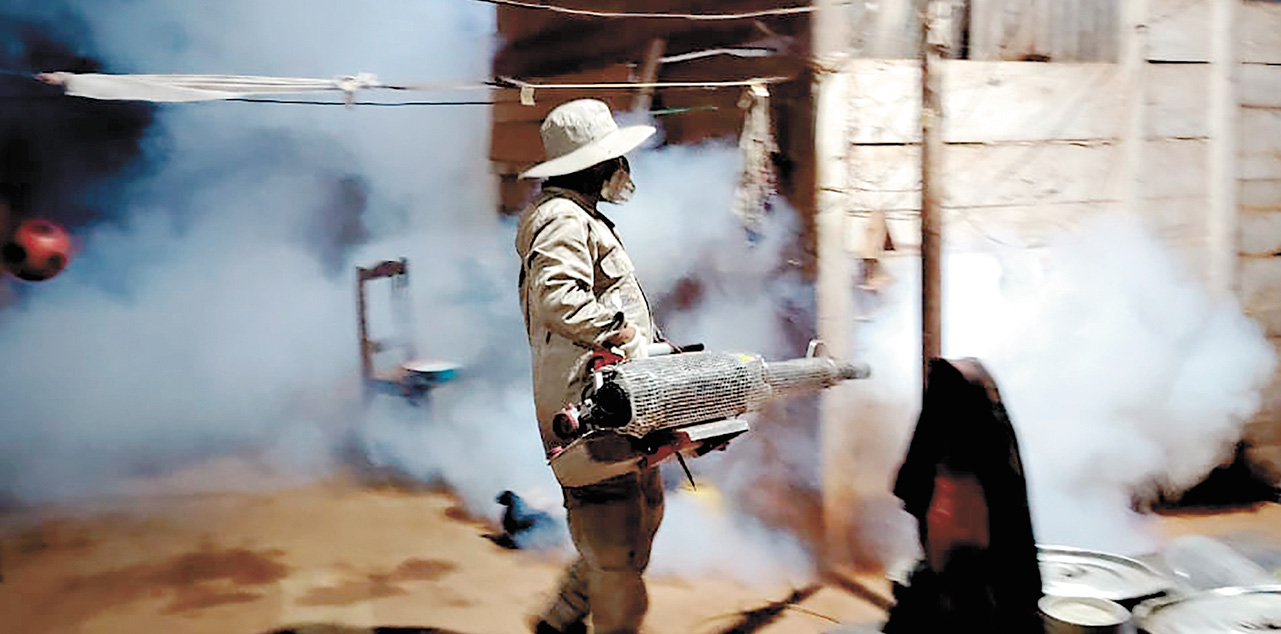 Fumigación de mosquitos. Foto: Archivo