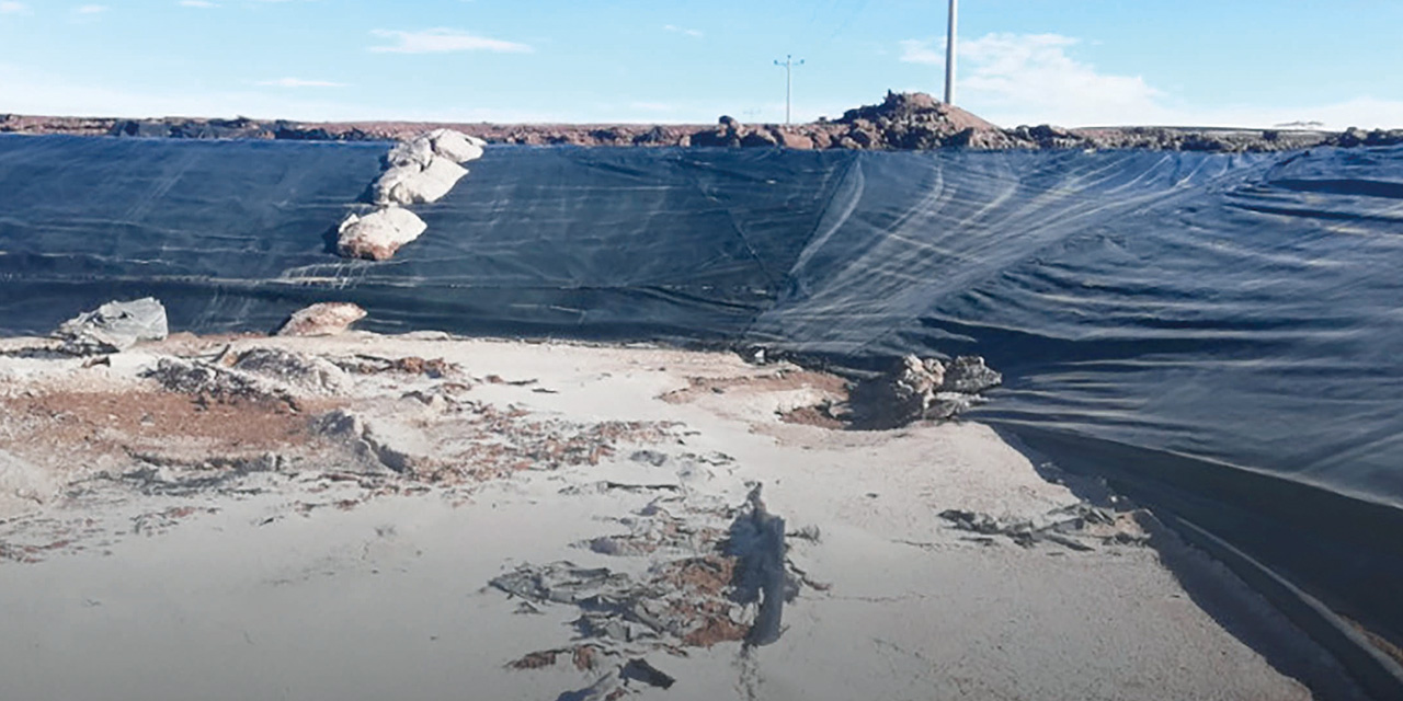 Una de las piscinas en el complejo industrial de YLB, en el salar de Uyuni. Foto: YLB