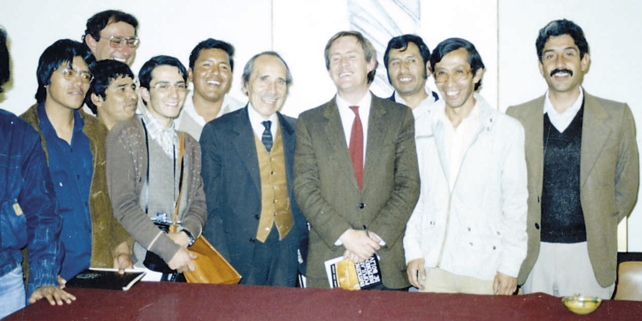 De izquierda a derecha, René Santos, Javier Saravia, Ramiro Paliza (+), Gonzalo Molina, Carlos Mamani, Gunnar Mendoza (+), René Arze (+), David V. Quisberth (+), Juan Jáuregui y Fernando Cajías durante la presentación del libro Participación popular en la Independencia, el 24 de septiembre de 1987.