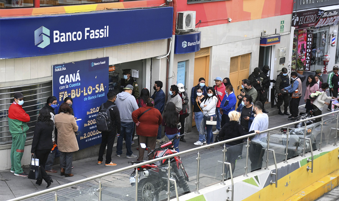 Fila en la puerta del Banco Fassil. (Foto: Gonzalo Jallasi)