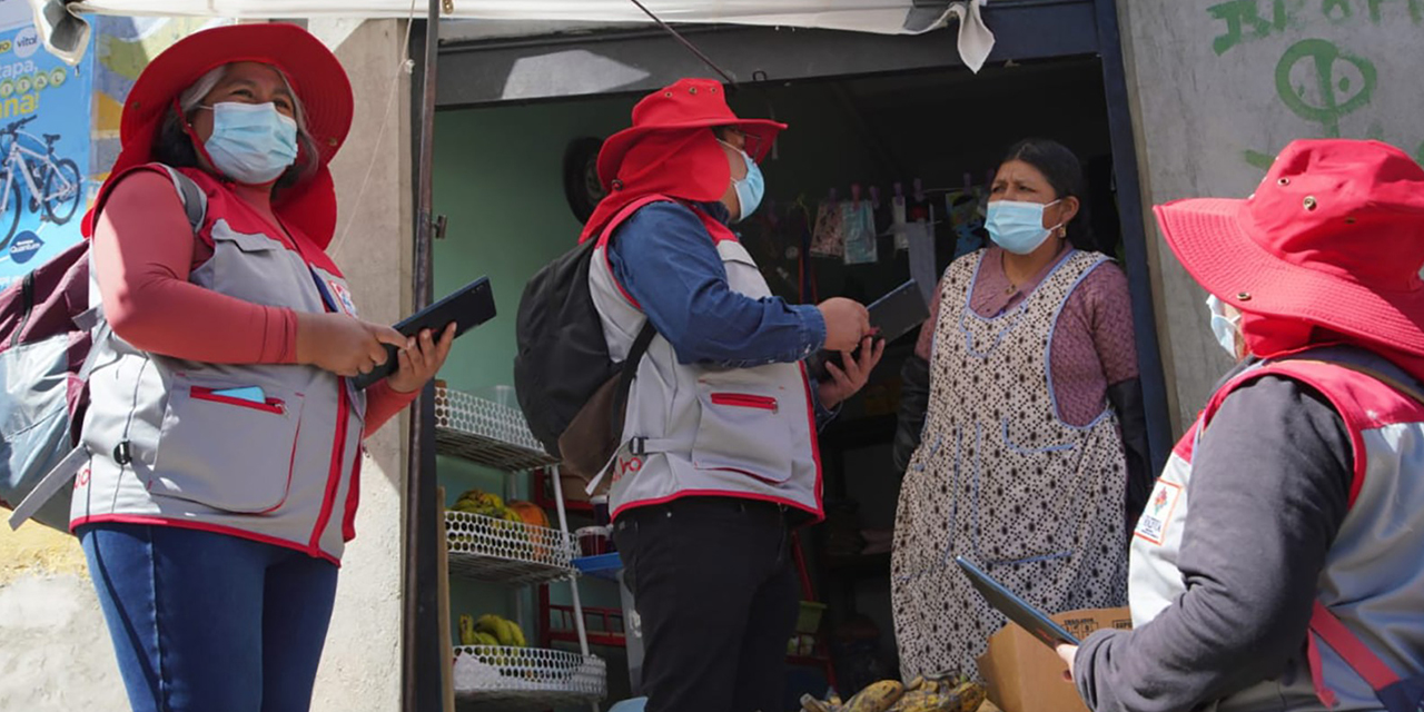 Funcionario del INE durante las tareas de cartografía en La Paz. (Foto: Jorge Mamani)