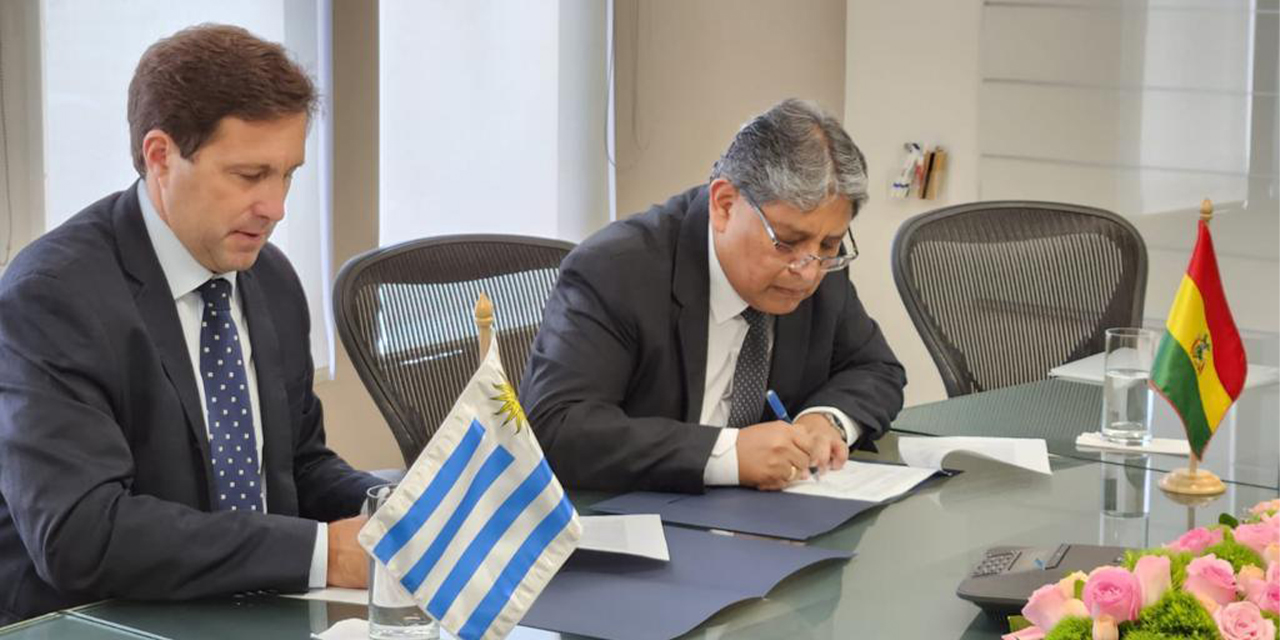 Firma del acuerdo entre el presidente del BCB y su par de Uruguay. (Foto: BCB)