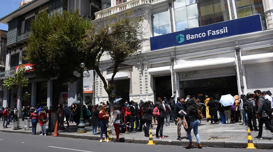 Filas de usuarios en el Banco Fassil, en El Prado de La Paz, ayer. (Foto: Jorge Mamani)