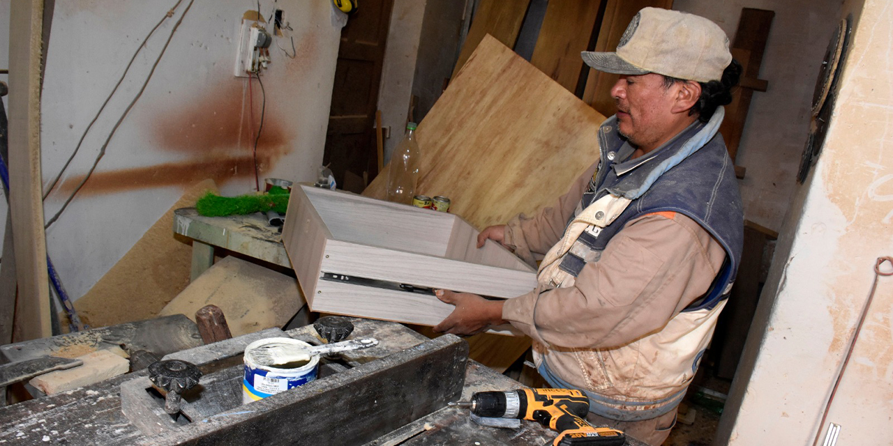 Actividad económica en un taller de carpintería en La Paz.