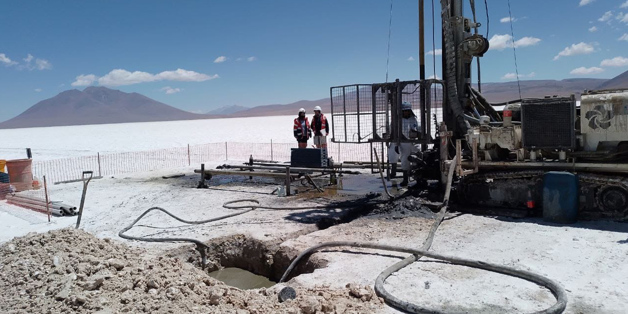 Tareas de perforación en el salar de Uyuni. (Foto: Archivo)