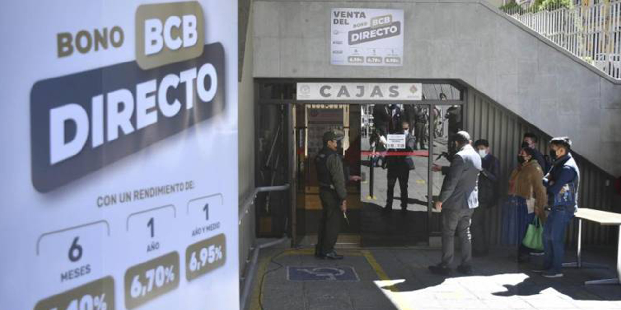 Venta de dólares en un cajero del Banco Central. (Foto: APG)