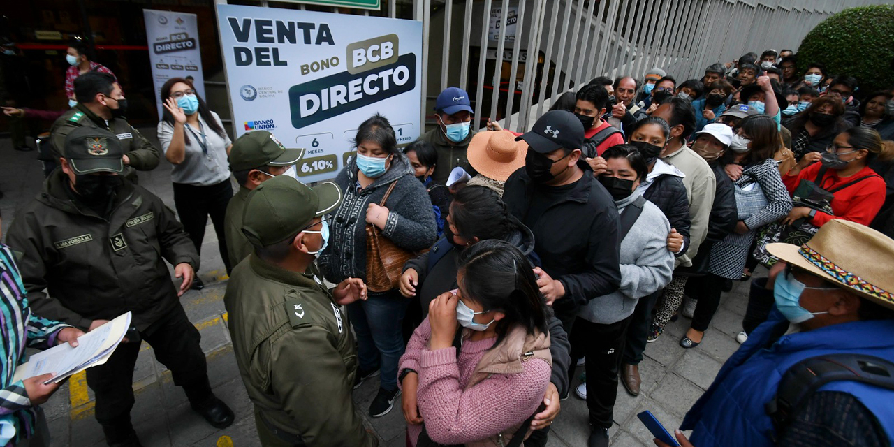 Filas en la puerta del BCB para la compra directa de dólares. (Foto: Archivo)