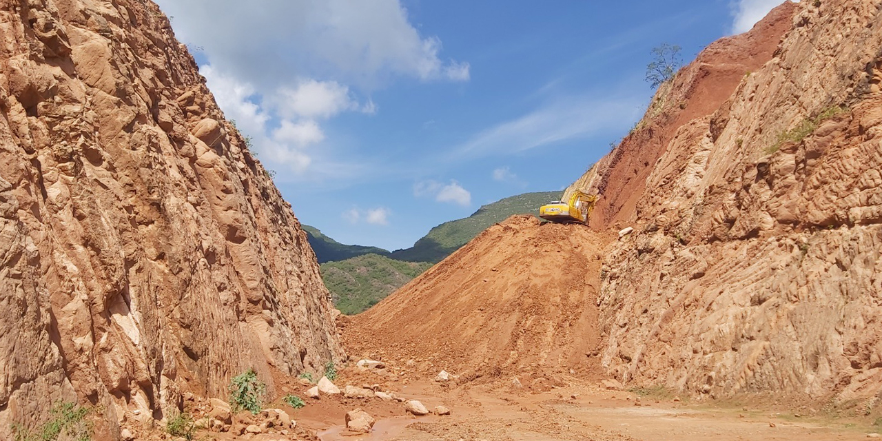 El trabajo de una retroexcavadora abre un camino en un municipio. (Foto: FNDR)