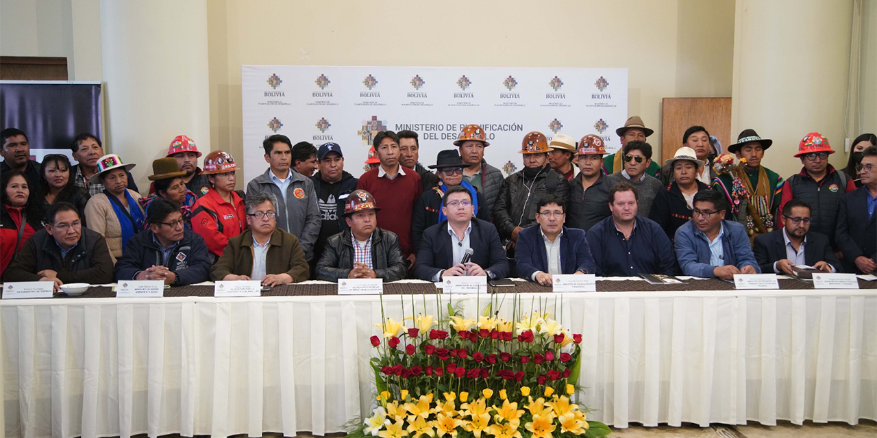 Autoridades del Gobierno y representantes de la COB, ayer. (Foto: Jorge Mamani)