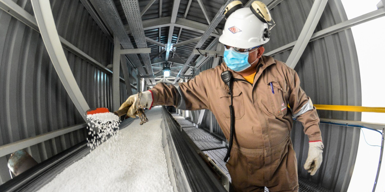 Un obrero en plena tarea de producción en la planta de urea. (Foto: Archivo)