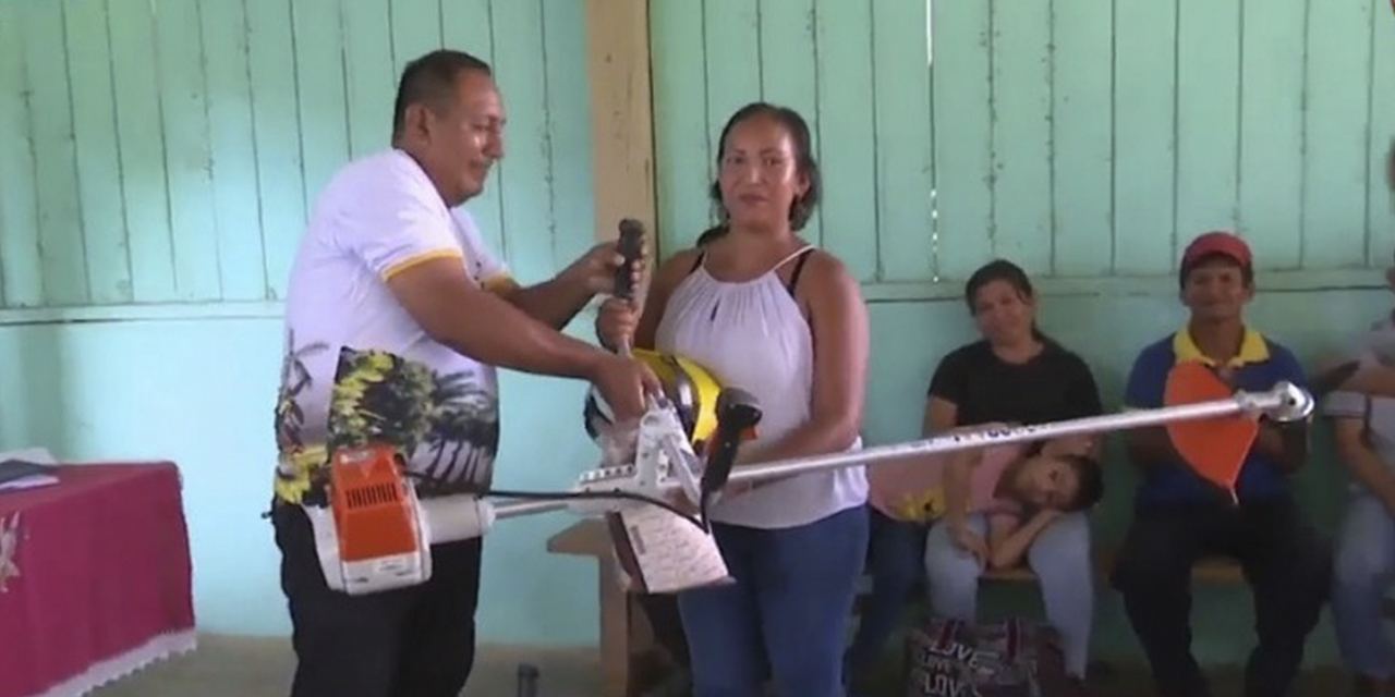 Productora de cacao en Pando recibe ayuda con insumos. (Foto: Captura BTV)