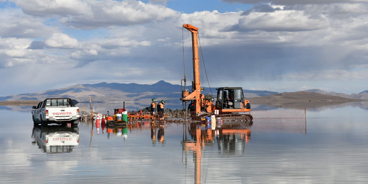 Actividades de exploración en un salar de Potosí. (Foto: YLB)