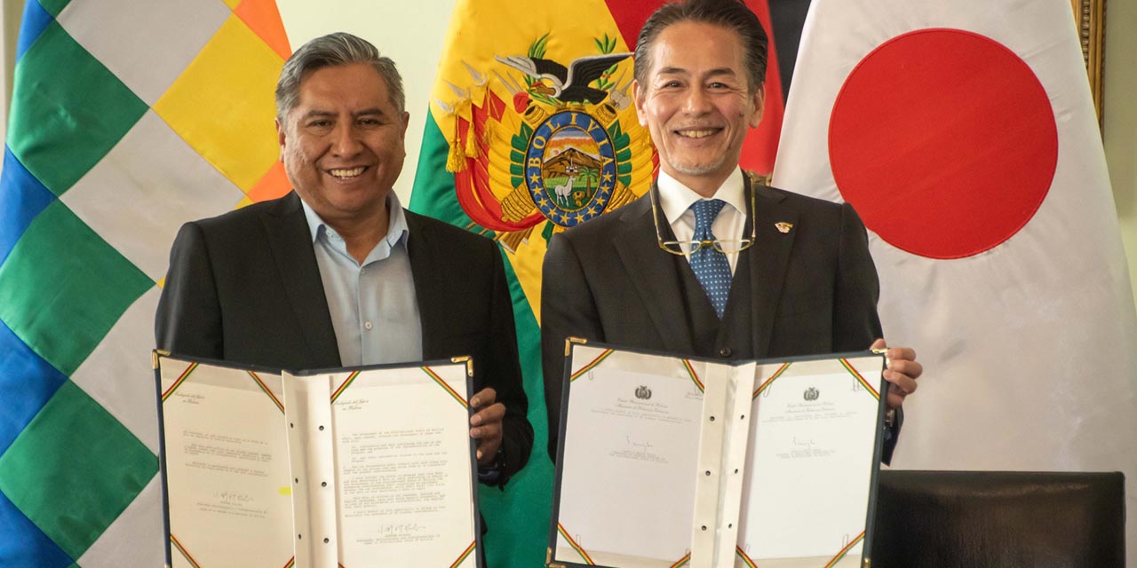 El canciller Rogelio Mayta, junto al embajador de Japón, Onomura Hiroshi, suscribieron los documentos oficiales. | Foto: Cancillería