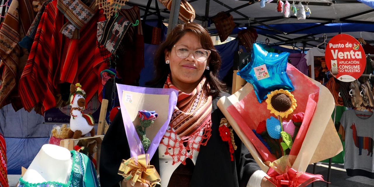 Una persona muestra sus productos. | Foto: MDPyEP