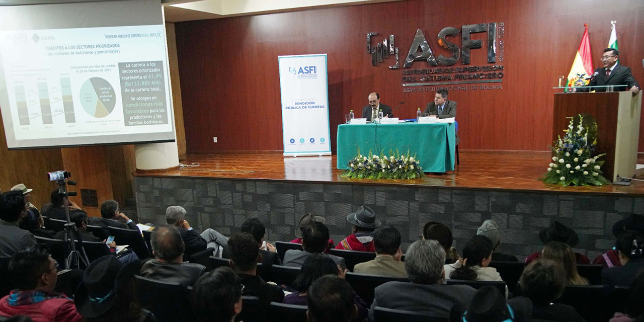 Autoridades de la ASFI durante el acto de Rendición de Cuentas Inicial, ayer. (Foto: Jorge Mamani)