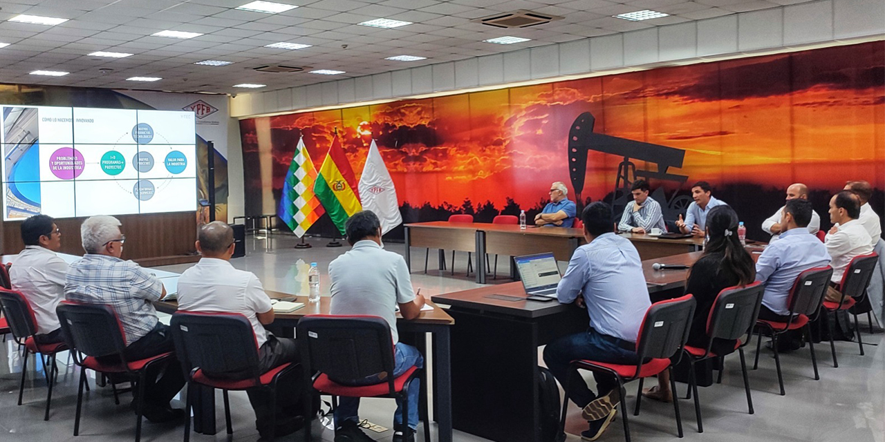 Reunión entre ejecutivos de YPFB y YPF de Argentina. (Foto: YPFB)