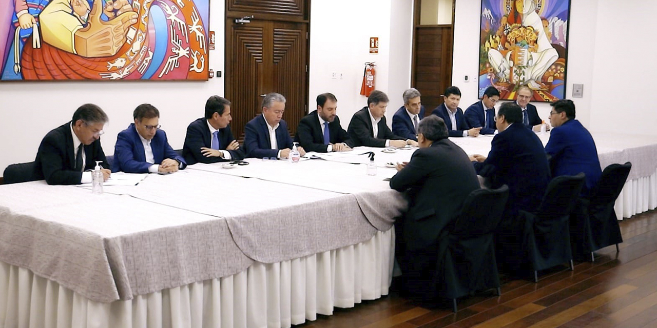 Reunión del presidente Luis Arce con miembros de Asoban, en la Casa Grande del Pueblo. (Foto: RRSS)