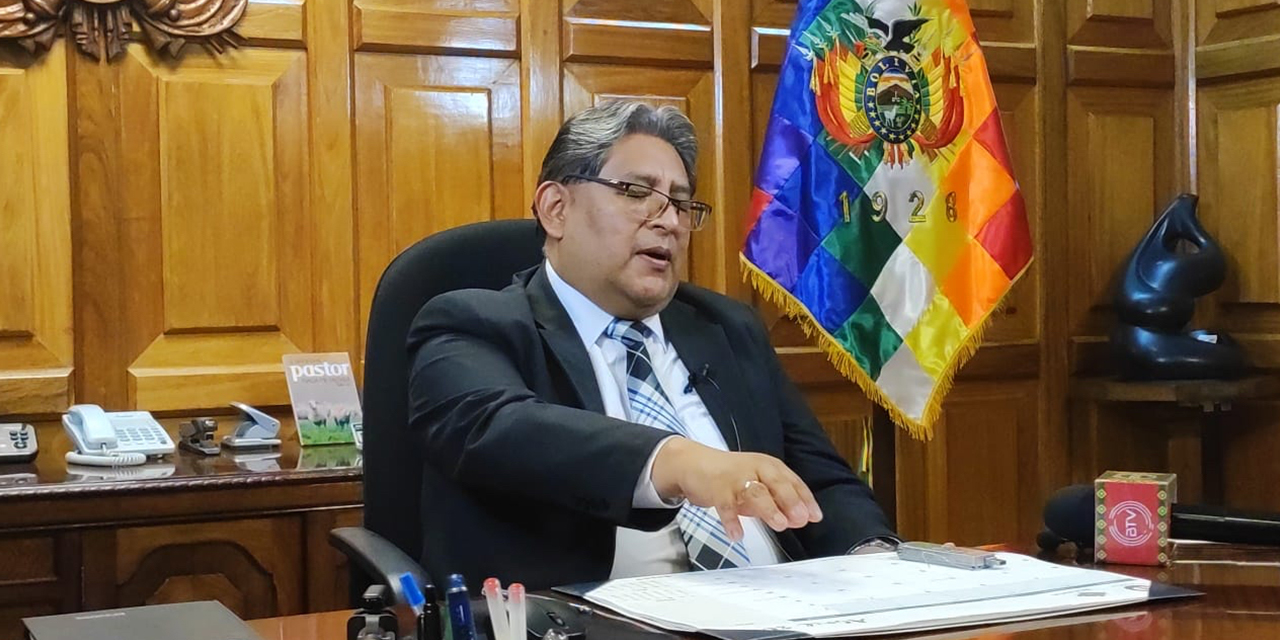 El presidente del BCB, Edwin Rojas, en conferencia de prensa. (Foto: Medios Estatales)