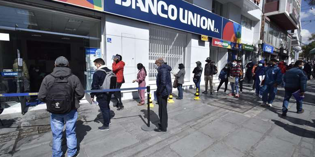 Filas en las entidades financieras del Banco Unión en La Paz.