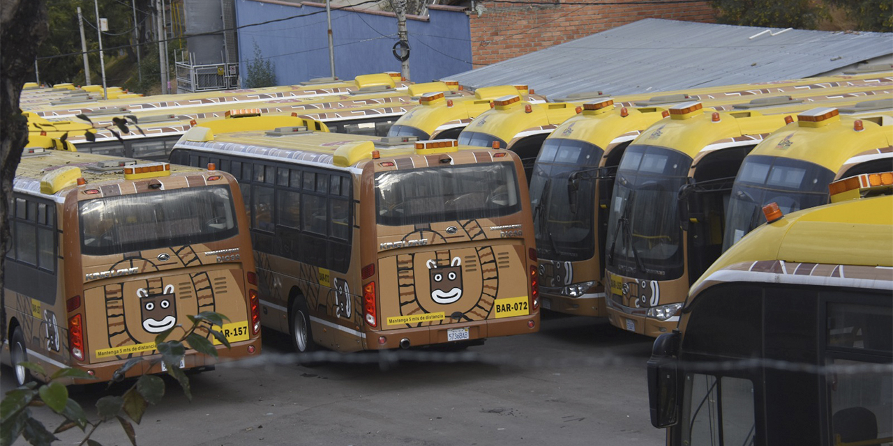 Los buses, cuando estaban parqueados a la intemperie en el PUC. (Foto: Archivo)